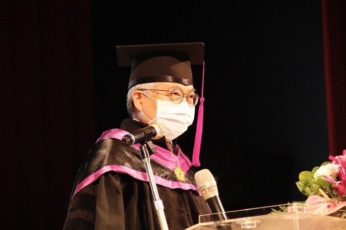 President Wang encourages the graduates to be sparks in the darkness and to step out of their comfort zone