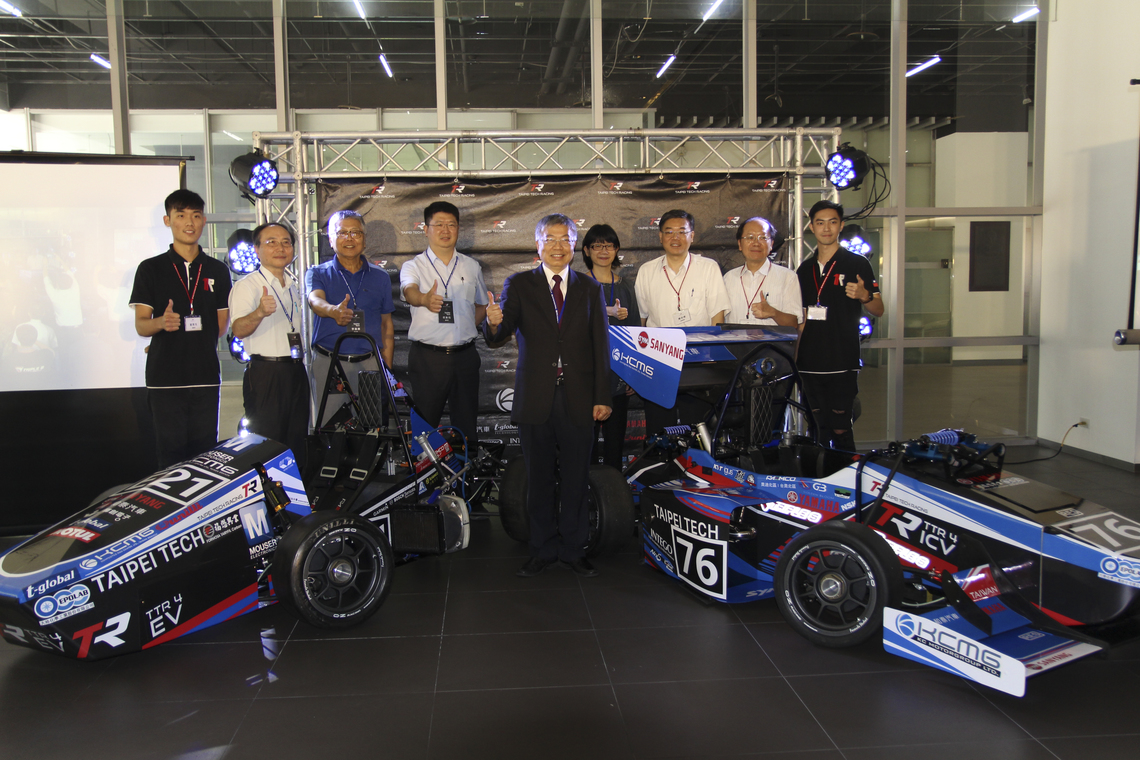 The first monocoquebuilt student racing car in Taiwan to dash through