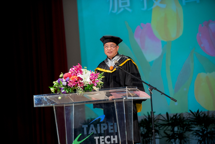 The honorary doctor, Paul SL Peng, gave a speech at Taipei Tech Commencement 2019.